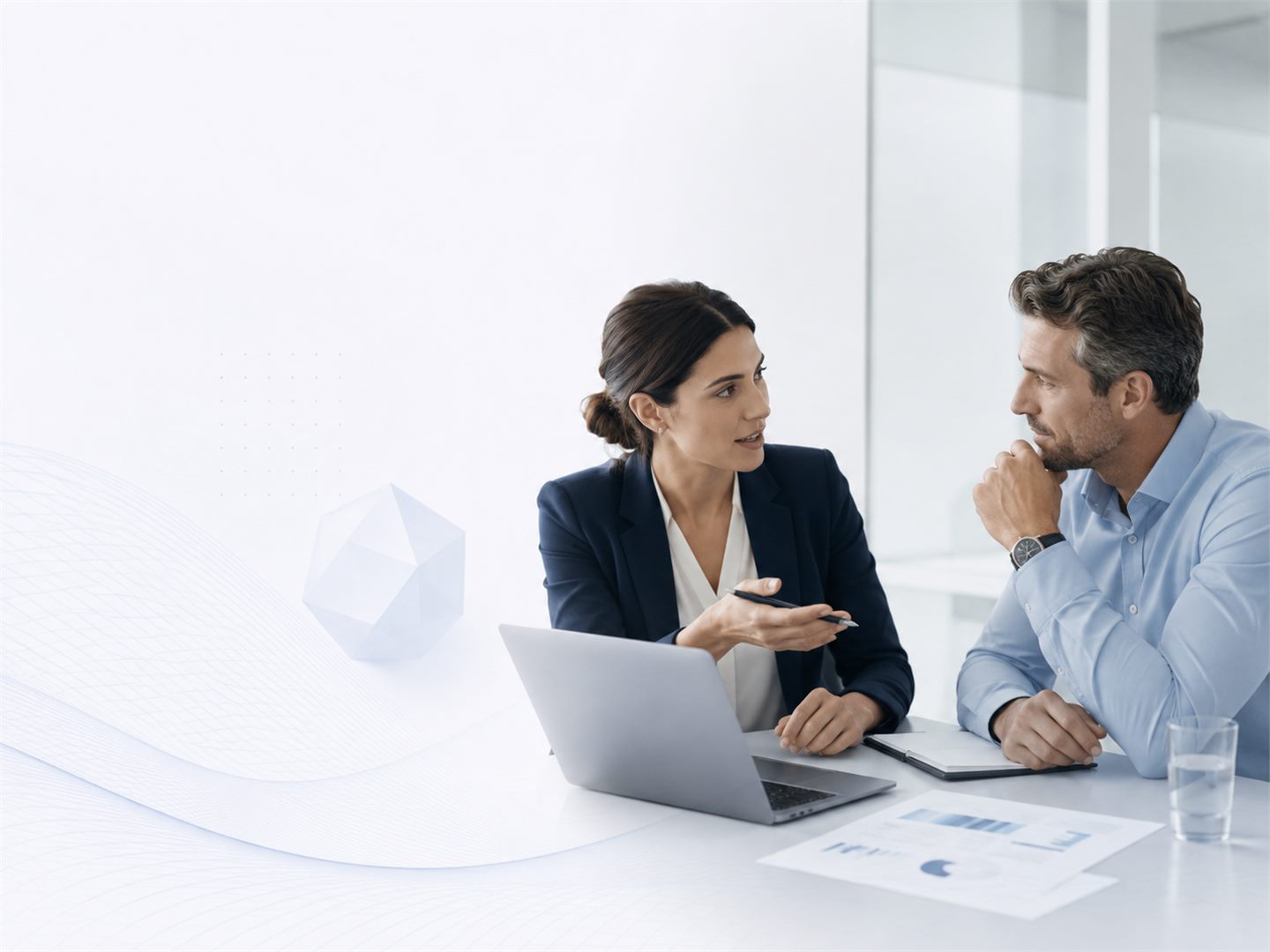 Dos profesionales conversando sobre dirección y posicionamiento de carrera